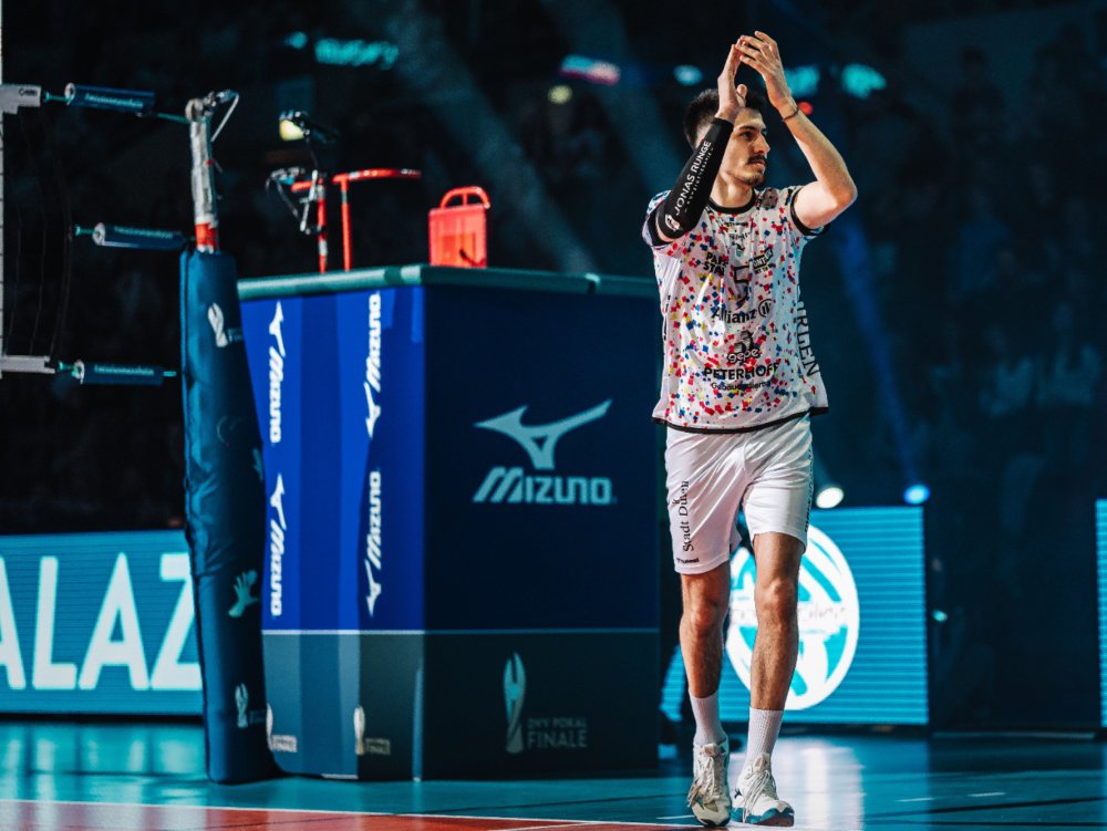 MIZUNO Schiedsrichter Turm gebranded by VAN STRAATEN Deutschland